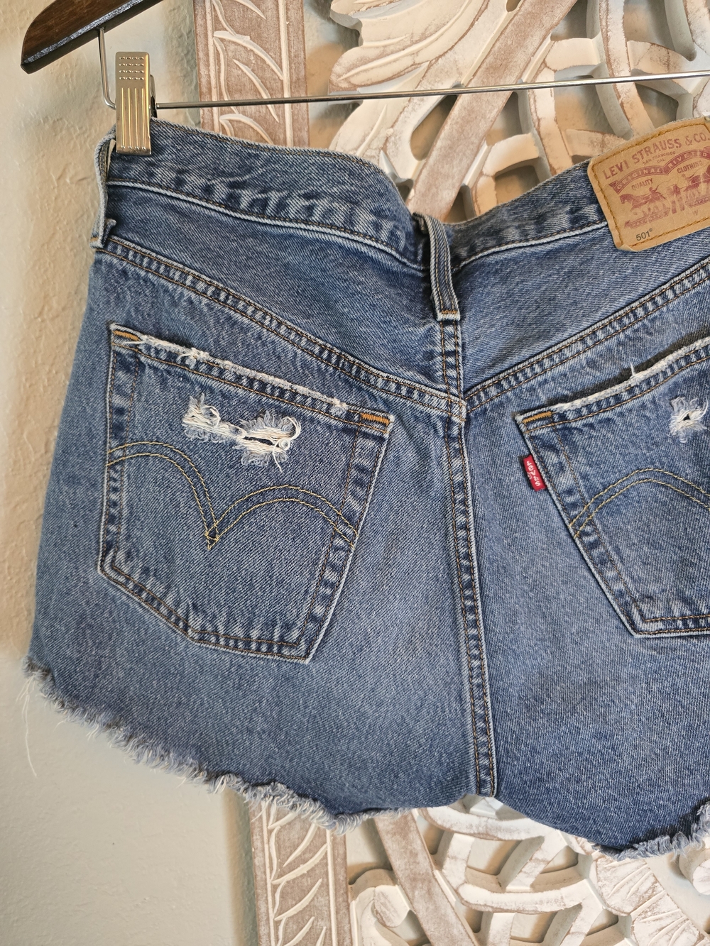 Levi's Women's 501 Distressed Denim Shorts Button Fly Frayed Hem 28 - Picture 8 of 11